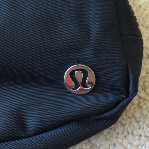 Lululemon everywhere belt bag black & white NWT wordmark waist pack logo - Picture 4 of 10